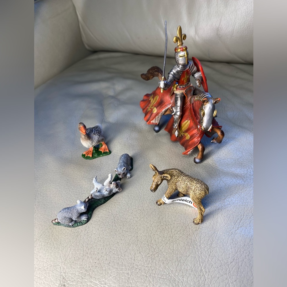 Schleich Knight Reared Up Horse Fleur de lis Red, duck, calf & raccoons, lot